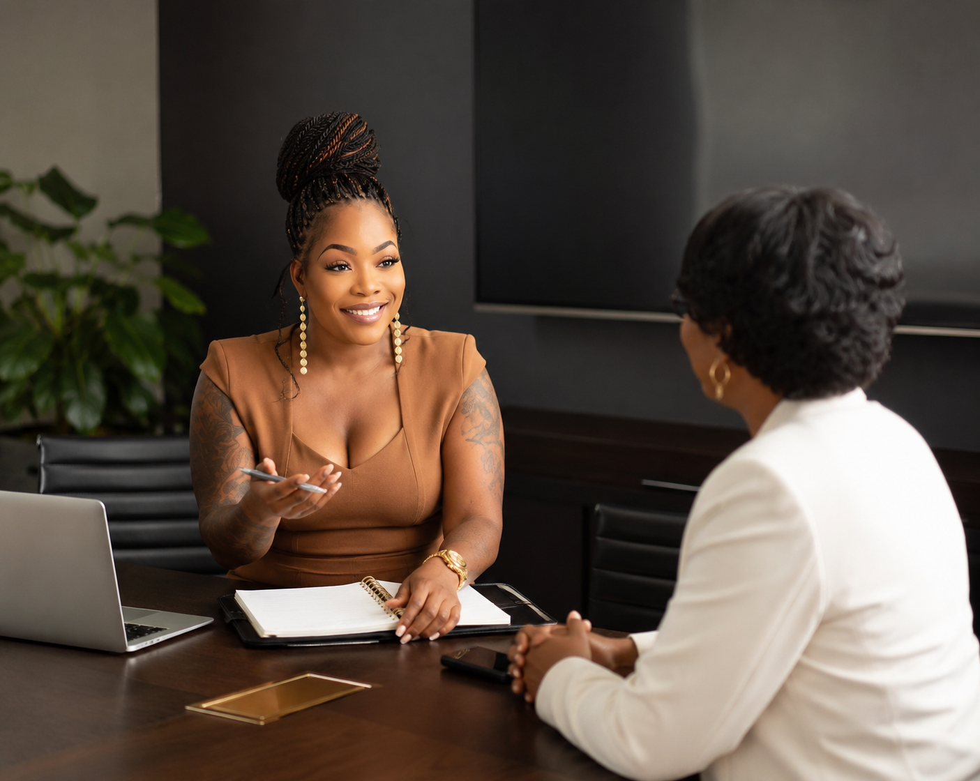 Shonta L. Thomas consulting with a client
